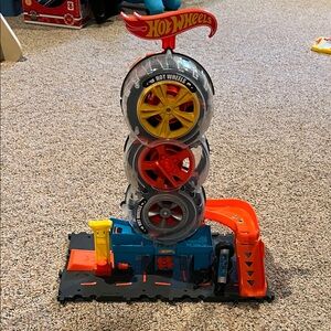 Hot Wheels City Super Twist Tire Shop Playset